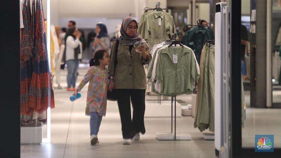 Warga memadati Pusat Perbelanjaan Kota Kasablanka, Sabtu (20/5/2023). (CNBC Indonesia/Faisal Rahman)