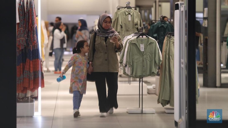 Warga memadati Pusat Perbelanjaan Kota Kasablanka, Sabtu (20/5/2023). (CNBC Indonesia/Faisal Rahman)