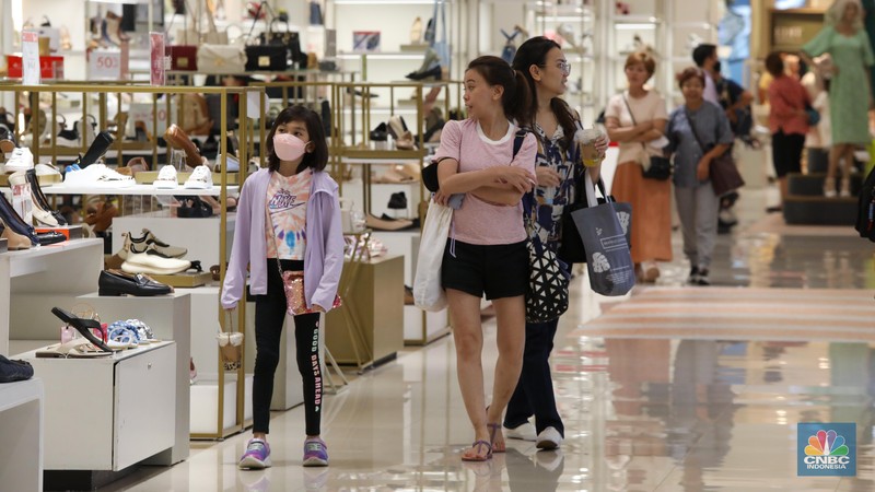 Warga memadati Pusat Perbelanjaan Kota Kasablanka, Sabtu (20/5/2023). Warga memadati Pusat Perbelanjaan Kota Kasablanka, Sabtu (20/5/2023). (CNBC Indonesia/Faisal Rahman)
