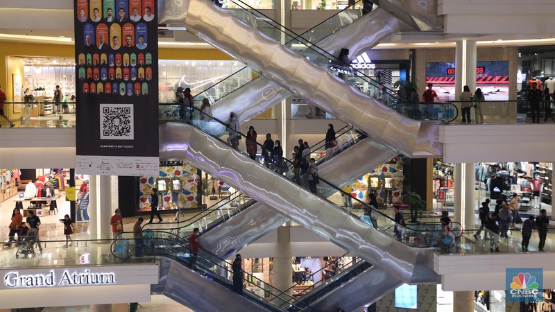 Warga memadati Pusat Perbelanjaan Kota Kasablanka, Sabtu (20/5/2023). Warga memadati Pusat Perbelanjaan Kota Kasablanka, Sabtu (20/5/2023). (CNBC Indonesia/Faisal Rahman)