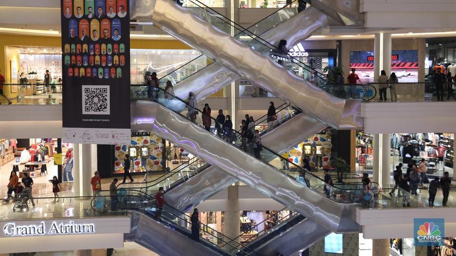 Warga memadati Pusat Perbelanjaan Kota Kasablanka, Sabtu (20/5/2023). (վ/Faisal Rahman)