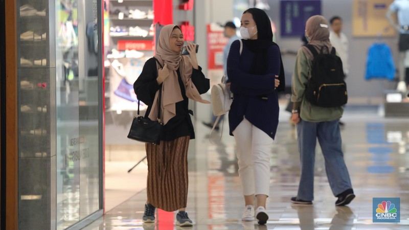 Warga memadati Pusat Perbelanjaan Kota Kasablanka, Sabtu (20/5/2023). Warga memadati Pusat Perbelanjaan Kota Kasablanka, Sabtu (20/5/2023). (CNBC Indonesia/Faisal Rahman)