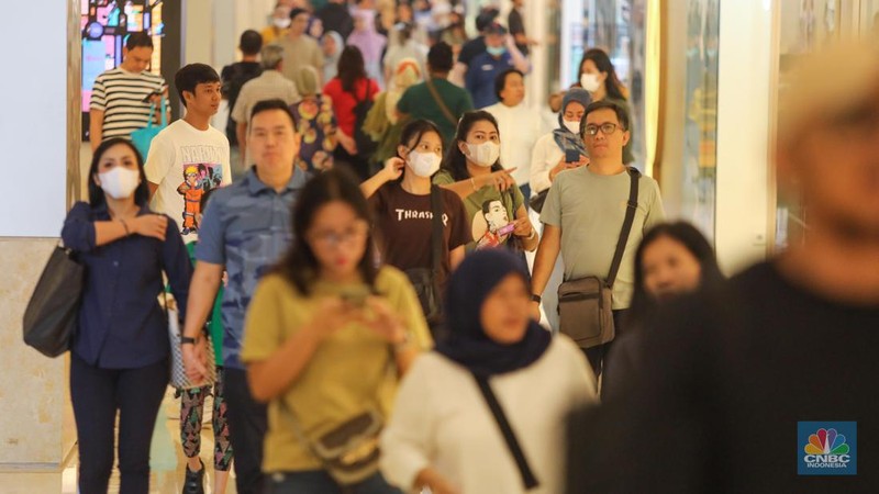 Warga memadati Pusat Perbelanjaan Kota Kasablanka, Sabtu (20/5/2023). (CNBC Indonesia/Faisal Rahman)