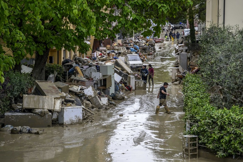Warga membersihkan rumah mereka setelah hujan lebat menyebabkan banjir di wilayah Emilia Romagna utara Italia, pada 19 Mei 2023 di Faenza, Italia. Warga membersihkan rumah mereka setelah hujan lebat menyebabkan banjir di wilayah Emilia Romagna utara Italia, pada 19 Mei 2023 di Faenza, Italia. Empat belas orang tewas dan ribuan orang telah dievakuasi dari rumah mereka setelah hujan deras menimbulkan kekacauan di wilayah Italia utara Emilia-Romagna, menyebabkan banjir dan tanah longsor yang parah. (Antonio Masiello/Getty Images)