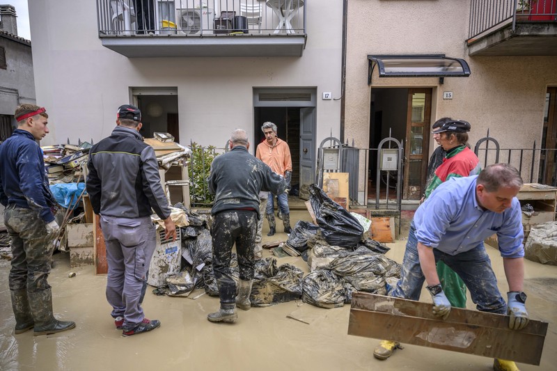 Warga membersihkan rumah mereka setelah hujan lebat menyebabkan banjir di wilayah Emilia Romagna utara Italia, pada 19 Mei 2023 di Faenza, Italia. Warga membersihkan rumah mereka setelah hujan lebat menyebabkan banjir di wilayah Emilia Romagna utara Italia, pada 19 Mei 2023 di Faenza, Italia. Empat belas orang tewas dan ribuan orang telah dievakuasi dari rumah mereka setelah hujan deras menimbulkan kekacauan di wilayah Italia utara Emilia-Romagna, menyebabkan banjir dan tanah longsor yang parah. (Antonio Masiello/Getty Images)
