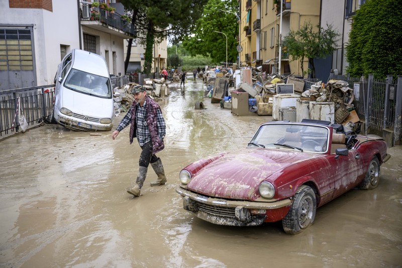 Warga membersihkan rumah mereka setelah hujan lebat menyebabkan banjir di wilayah Emilia Romagna utara Italia, pada 19 Mei 2023 di Faenza, Italia. Empat belas orang tewas dan ribuan orang telah dievakuasi dari rumah mereka setelah hujan deras menimbulkan kekacauan di wilayah Italia utara Emilia-Romagna, menyebabkan banjir dan tanah longsor yang parah. (Antonio Masiello/Getty Images)