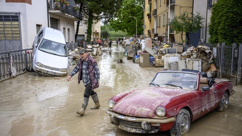 Warga membersihkan rumah mereka setelah hujan lebat menyebabkan banjir di wilayah Emilia Romagna utara Italia, pada 19 Mei 2023 di Faenza, Italia. Empat belas orang tewas dan ribuan orang telah dievakuasi dari rumah mereka setelah hujan deras menimbulkan kekacauan di wilayah Italia utara Emilia-Romagna, menyebabkan banjir dan tanah longsor yang parah. (Antonio Masiello/Getty Images)