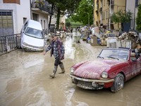 Berantakan! Potret Warga Italia Gotong Royong Usai Banjir