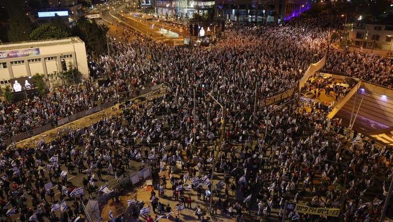 Demonstran mengibarkan bendera selama protes terhadap RUU perbaikan peradilan pemerintah Israel di Tel Aviv pada 20 Mei 2023. (AHMAD GHARABLI/AFP via Getty Images)