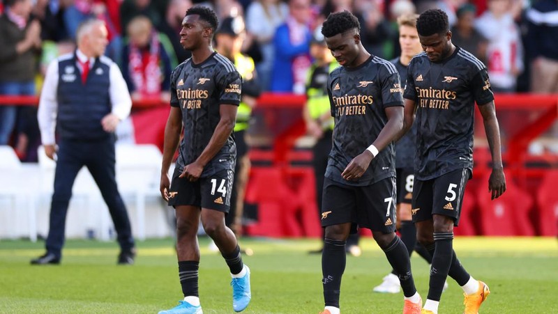 Eddie Nketiah dari Arsenal terlihat sedih menyusul kekalahan tim selama pertandingan Liga Premier antara Nottingham Forest dan Arsenal FC di City Ground pada 20 Mei 2023 di Nottingham, Inggris. (Clive Mason/Getty Images)