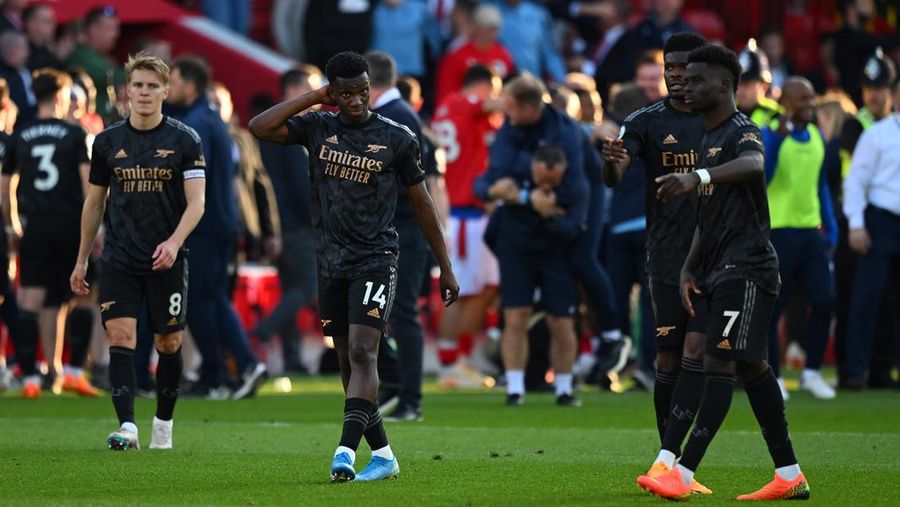 Eddie Nketiah dari Arsenal terlihat sedih menyusul kekalahan tim selama pertandingan Liga Premier antara Nottingham Forest dan Arsenal FC di City Ground pada 20 Mei 2023 di Nottingham, Inggris. (Clive Mason/Getty Images)