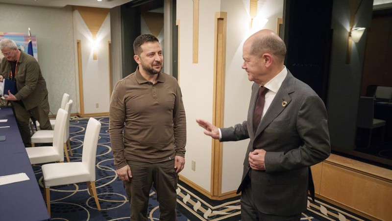 Presiden Ukraina Volodymyr Zelensky (tengah) berfoto dengan para pemimpin G7 untuk foto keluarga selama KTT Pemimpin G7 di Hiroshima pada 21 Mei 2023. (SUSAN WALSH/POOL/AFP via Getty Images)