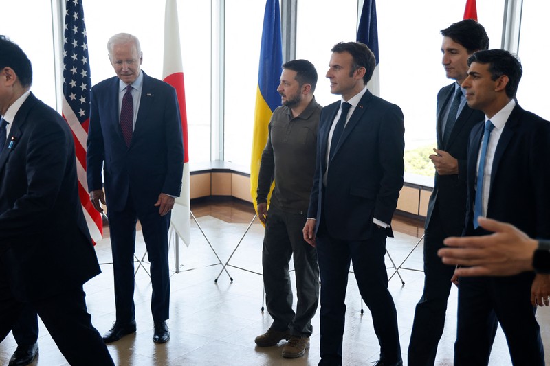 Presiden Ukraina Volodymyr Zelensky (tengah) berfoto dengan para pemimpin G7 untuk foto keluarga selama KTT Pemimpin G7 di Hiroshima pada 21 Mei 2023. Presiden Ukraina Volodymyr Zelensky (tengah) berfoto dengan para pemimpin G7 untuk foto keluarga selama KTT Pemimpin G7 di Hiroshima pada 21 Mei 2023. (SUSAN WALSH/POOL/AFP via Getty Images)