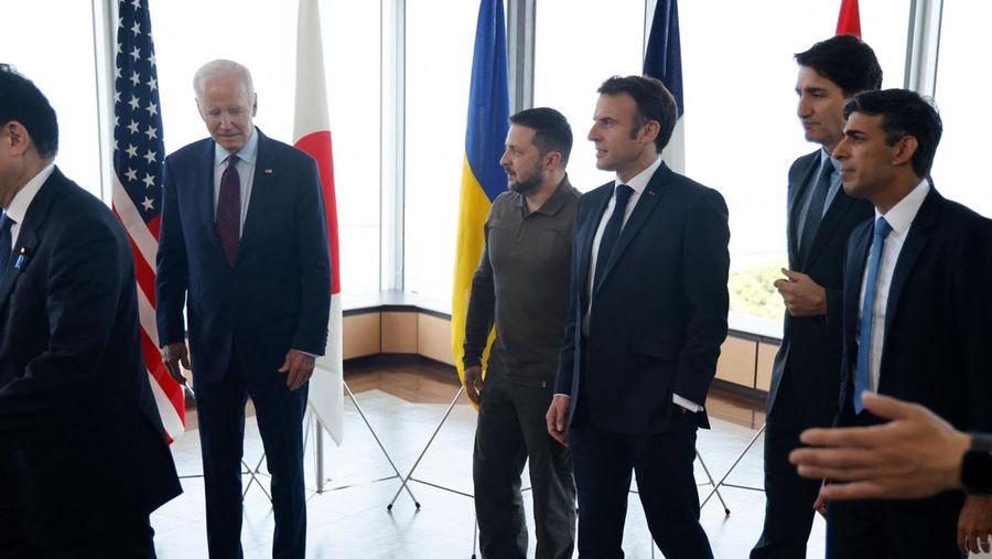 Presiden Ukraina Volodymyr Zelensky (tengah) berfoto dengan para pemimpin G7 untuk foto keluarga selama KTT Pemimpin G7 di Hiroshima pada 21 Mei 2023. (SUSAN WALSH/POOL/AFP via Getty Images)