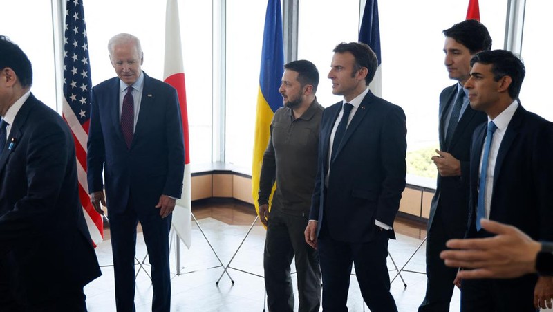 Presiden Ukraina Volodymyr Zelensky (tengah) berfoto dengan para pemimpin G7 untuk foto keluarga selama KTT Pemimpin G7 di Hiroshima pada 21 Mei 2023. (SUSAN WALSH/POOL/AFP via Getty Images)