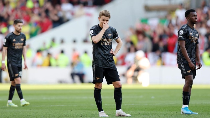 Eddie Nketiah dari Arsenal terlihat sedih menyusul kekalahan tim selama pertandingan Liga Premier antara Nottingham Forest dan Arsenal FC di City Ground pada 20 Mei 2023 di Nottingham, Inggris. (Clive Mason/Getty Images)