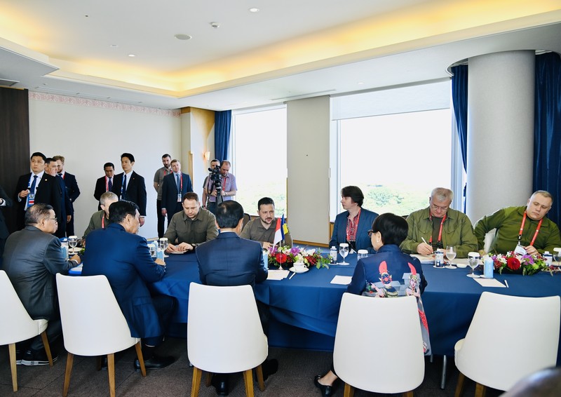 Presiden Indonesia Joko Widodo (kiri) bertemu dengan Presiden Ukraina Volodymyr Zelensky (kanan) dalam pertemuan bilateral di sela-sela KTT G7 di Hiroshima, Jepang pada 21 Mei 2023. (Secretary President of Indonesia / Handout/Anadolu Agency via Getty Images)
