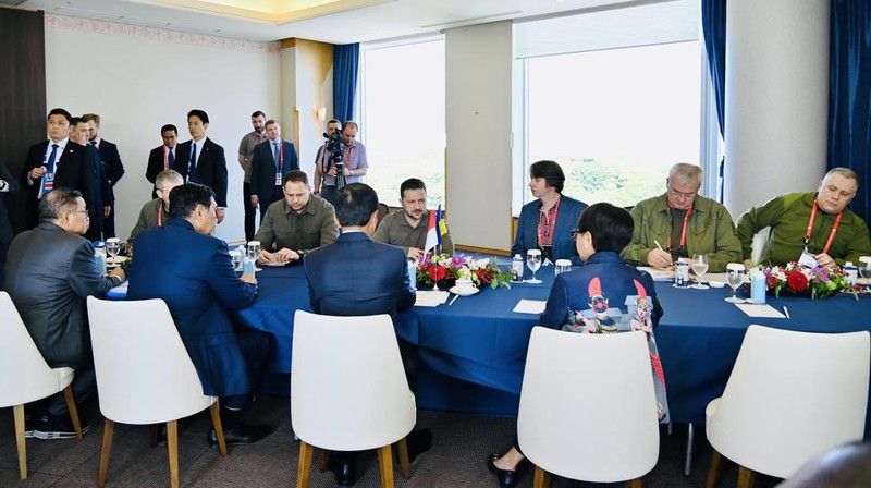 Presiden Indonesia Joko Widodo (kiri) bertemu dengan Presiden Ukraina Volodymyr Zelensky (kanan) dalam pertemuan bilateral di sela-sela KTT G7 di Hiroshima, Jepang pada 21 Mei 2023. (Secretary President of Indonesia / Handout/Anadolu Agency via Getty Images)