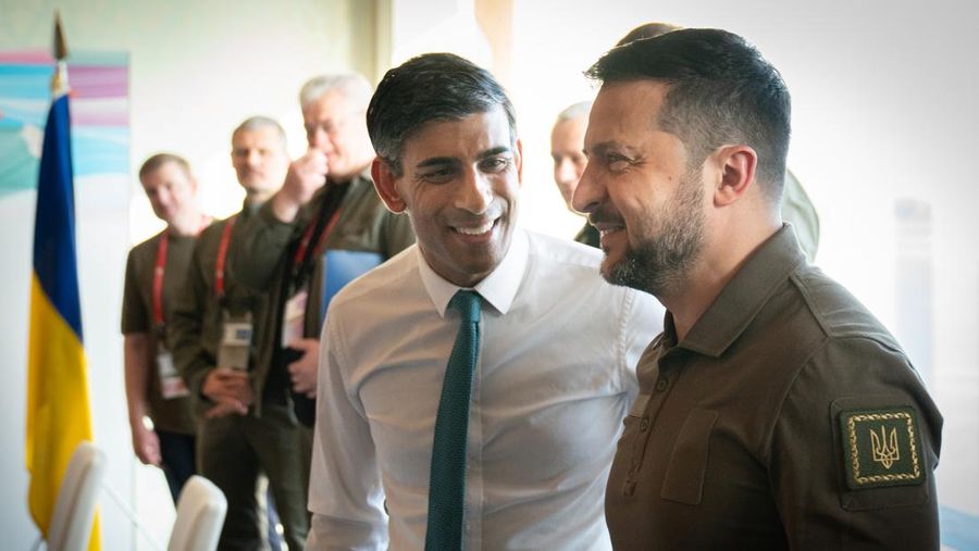 Perdana Menteri Inggris Rishi Sunak bertemu dengan Presiden Ukraina, Volodymyr Zelenskyy selama KTT G7 di Grand Prince Hotel pada 20 Mei 2023 di Hiroshima, Jepang. (Stefan Rousseau - WPA Pool/Getty Images)