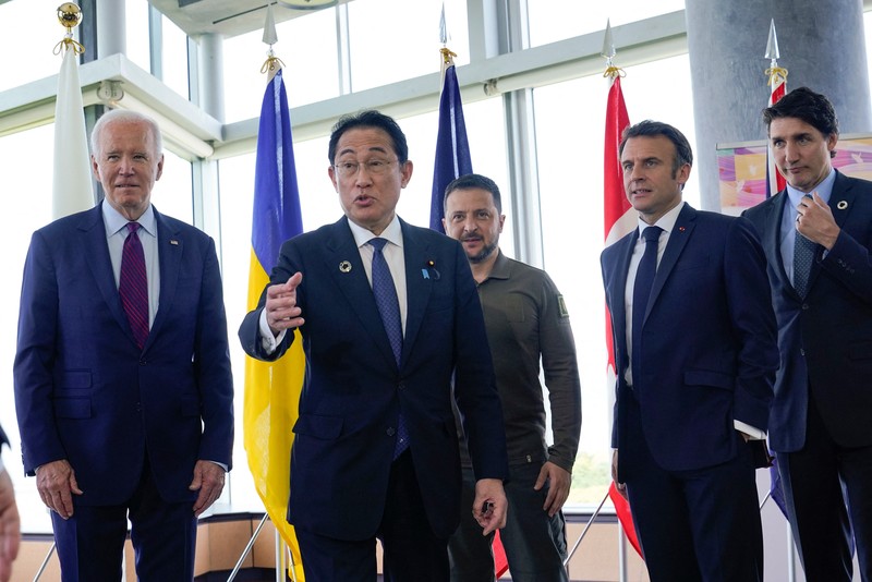 Presiden Ukraina Volodymyr Zelensky (tengah) berfoto dengan para pemimpin G7 untuk foto keluarga selama KTT Pemimpin G7 di Hiroshima pada 21 Mei 2023. Presiden Ukraina Volodymyr Zelensky (tengah) berfoto dengan para pemimpin G7 untuk foto keluarga selama KTT Pemimpin G7 di Hiroshima pada 21 Mei 2023. (SUSAN WALSH/POOL/AFP via Getty Images)