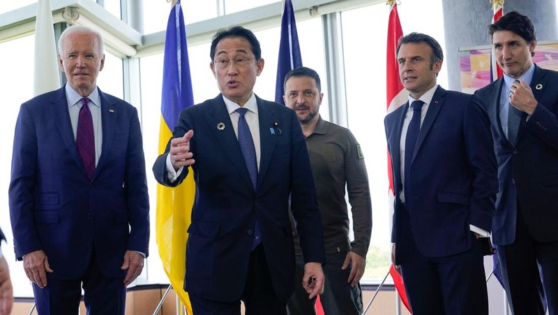 Presiden Ukraina Volodymyr Zelensky (tengah) berfoto dengan para pemimpin G7 untuk foto keluarga selama KTT Pemimpin G7 di Hiroshima pada 21 Mei 2023. (SUSAN WALSH/POOL/AFP via Getty Images)
