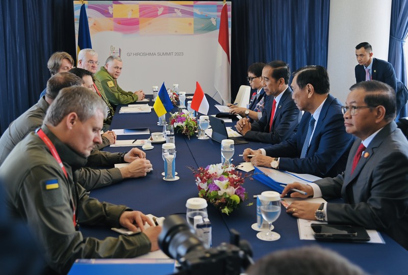Presiden Indonesia Joko Widodo (kiri) bertemu dengan Presiden Ukraina Volodymyr Zelensky (kanan) dalam pertemuan bilateral di sela-sela KTT G7 di Hiroshima, Jepang pada 21 Mei 2023. Presiden Indonesia Joko Widodo (kiri) bertemu dengan Presiden Ukraina Volodymyr Zelensky (kanan) dalam pertemuan bilateral di sela-sela KTT G7 di Hiroshima, Jepang pada 21 Mei 2023. (Secretary President of Indonesia / Handout/Anadolu Agency via Getty Images)