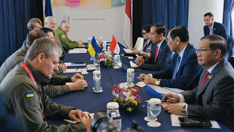 Presiden Indonesia Joko Widodo (kiri) bertemu dengan Presiden Ukraina Volodymyr Zelensky (kanan) dalam pertemuan bilateral di sela-sela KTT G7 di Hiroshima, Jepang pada 21 Mei 2023. (Secretary President of Indonesia / Handout/Anadolu Agency via Getty Images)