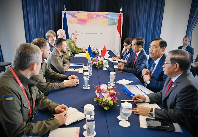 Presiden Indonesia Joko Widodo (kiri) bertemu dengan Presiden Ukraina Volodymyr Zelensky (kanan) dalam pertemuan bilateral di sela-sela KTT G7 di Hiroshima, Jepang pada 21 Mei 2023. (Secretary President of Indonesia / Handout/Anadolu Agency via Getty Images)