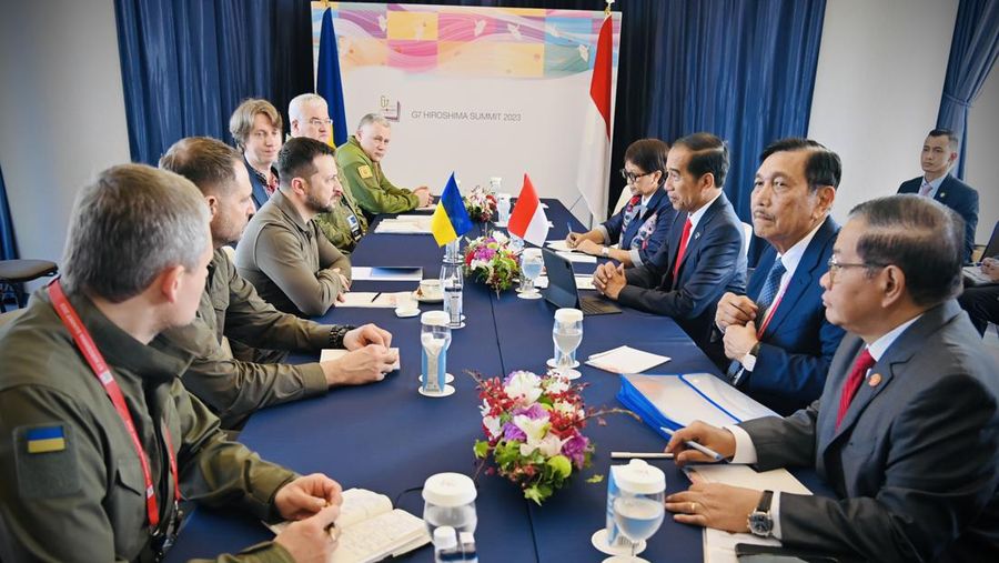 Presiden Indonesia Joko Widodo (kiri) bertemu dengan Presiden Ukraina Volodymyr Zelensky (kanan) dalam pertemuan bilateral di sela-sela KTT G7 di Hiroshima, Jepang pada 21 Mei 2023. (Secretary President of Indonesia / Handout/Anadolu Agency via Getty Images)