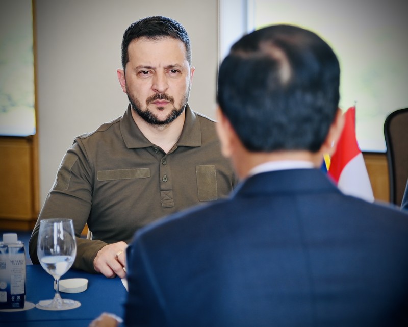 Presiden Indonesia Joko Widodo (kiri) bertemu dengan Presiden Ukraina Volodymyr Zelensky (kanan) dalam pertemuan bilateral di sela-sela KTT G7 di Hiroshima, Jepang pada 21 Mei 2023. Presiden Indonesia Joko Widodo (kiri) bertemu dengan Presiden Ukraina Volodymyr Zelensky (kanan) dalam pertemuan bilateral di sela-sela KTT G7 di Hiroshima, Jepang pada 21 Mei 2023. (Secretary President of Indonesia / Handout/Anadolu Agency via Getty Images)