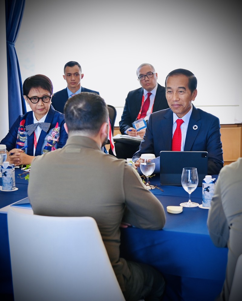 Presiden Indonesia Joko Widodo (kiri) bertemu dengan Presiden Ukraina Volodymyr Zelensky (kanan) dalam pertemuan bilateral di sela-sela KTT G7 di Hiroshima, Jepang pada 21 Mei 2023. (Secretary President of Indonesia / Handout/Anadolu Agency via Getty Images)