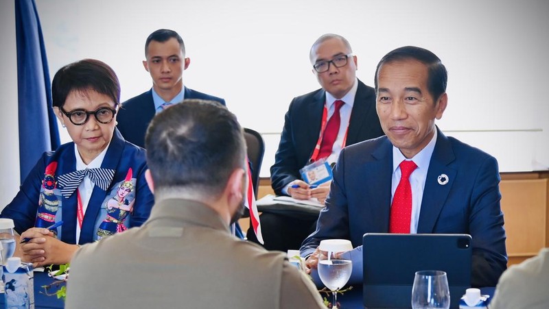 Presiden Indonesia Joko Widodo (kiri) bertemu dengan Presiden Ukraina Volodymyr Zelensky (kanan) dalam pertemuan bilateral di sela-sela KTT G7 di Hiroshima, Jepang pada 21 Mei 2023. (Secretary President of Indonesia / Handout/Anadolu Agency via Getty Images)