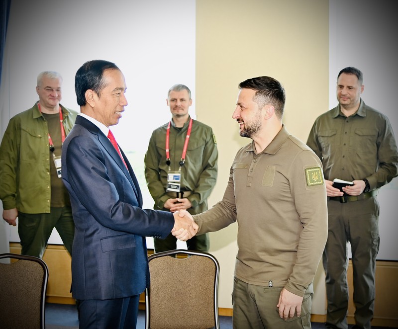 Presiden Indonesia Joko Widodo (kiri) bertemu dengan Presiden Ukraina Volodymyr Zelensky (kanan) dalam pertemuan bilateral di sela-sela KTT G7 di Hiroshima, Jepang pada 21 Mei 2023. (Secretary President of Indonesia / Handout/Anadolu Agency via Getty Images)