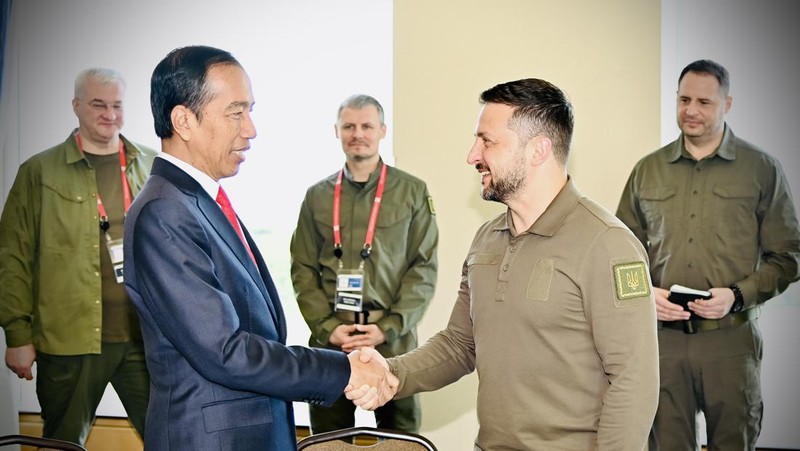 Presiden Indonesia Joko Widodo (kiri) bertemu dengan Presiden Ukraina Volodymyr Zelensky (kanan) dalam pertemuan bilateral di sela-sela KTT G7 di Hiroshima, Jepang pada 21 Mei 2023. (Secretary President of Indonesia / Handout/Anadolu Agency via Getty Images)