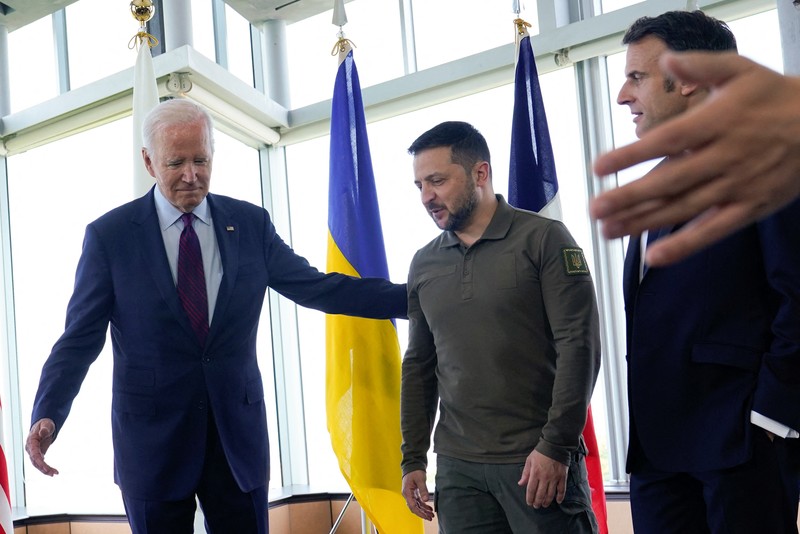 Presiden Ukraina Volodymyr Zelensky (tengah) berfoto dengan para pemimpin G7 untuk foto keluarga selama KTT Pemimpin G7 di Hiroshima pada 21 Mei 2023. (SUSAN WALSH/POOL/AFP via Getty Images)