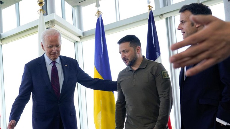 Presiden Ukraina Volodymyr Zelensky (tengah) berfoto dengan para pemimpin G7 untuk foto keluarga selama KTT Pemimpin G7 di Hiroshima pada 21 Mei 2023. (SUSAN WALSH/POOL/AFP via Getty Images)