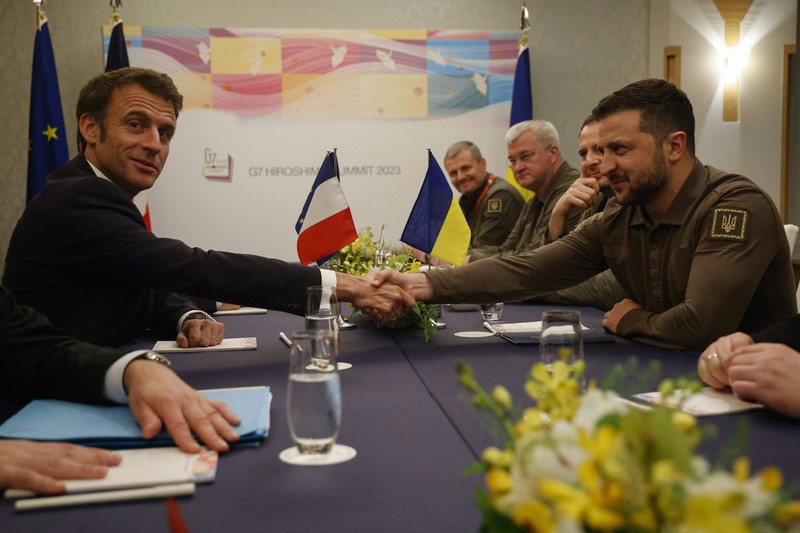 Presiden Ukraina Volodymyr Zelensky (tengah) berfoto dengan para pemimpin G7 untuk foto keluarga selama KTT Pemimpin G7 di Hiroshima pada 21 Mei 2023. Presiden Ukraina Volodymyr Zelensky (tengah) berfoto dengan para pemimpin G7 untuk foto keluarga selama KTT Pemimpin G7 di Hiroshima pada 21 Mei 2023. (SUSAN WALSH/POOL/AFP via Getty Images)