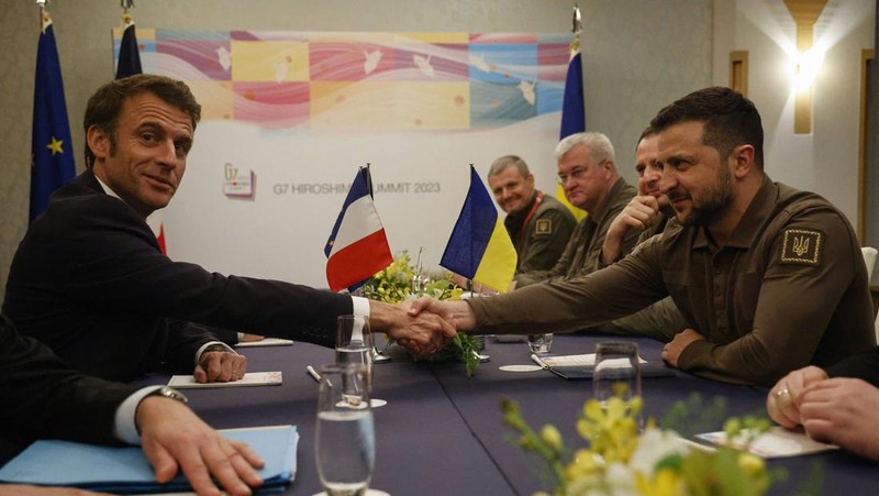 Presiden Ukraina Volodymyr Zelensky (tengah) berfoto dengan para pemimpin G7 untuk foto keluarga selama KTT Pemimpin G7 di Hiroshima pada 21 Mei 2023. (SUSAN WALSH/POOL/AFP via Getty Images)