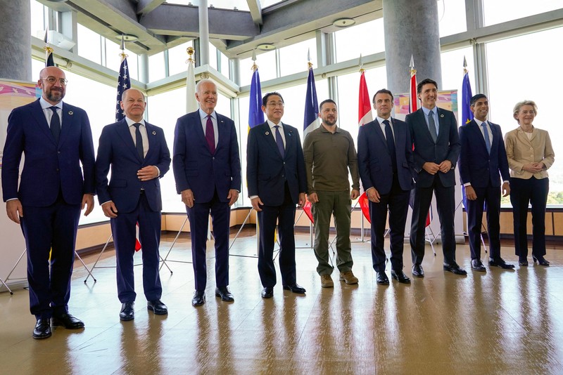 Presiden Ukraina Volodymyr Zelensky (tengah) berfoto dengan para pemimpin G7 untuk foto keluarga selama KTT Pemimpin G7 di Hiroshima pada 21 Mei 2023. Presiden Ukraina Volodymyr Zelensky (tengah) berfoto dengan para pemimpin G7 untuk foto keluarga selama KTT Pemimpin G7 di Hiroshima pada 21 Mei 2023. (SUSAN WALSH/POOL/AFP via Getty Images)