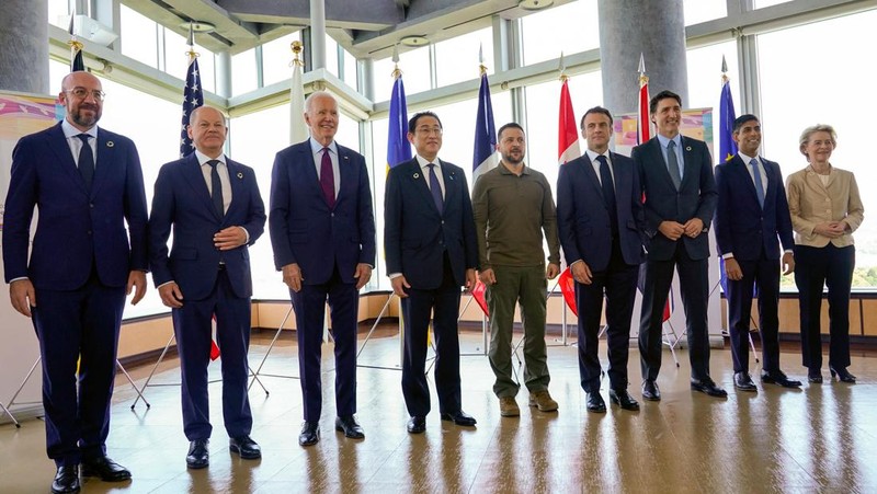Presiden Ukraina Volodymyr Zelensky (tengah) berfoto dengan para pemimpin G7 untuk foto keluarga selama KTT Pemimpin G7 di Hiroshima pada 21 Mei 2023. (SUSAN WALSH/POOL/AFP via Getty Images)
