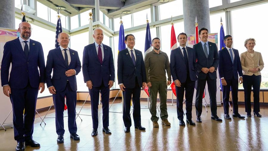 Presiden Ukraina Volodymyr Zelensky (tengah) berfoto dengan para pemimpin G7 untuk foto keluarga selama KTT Pemimpin G7 di Hiroshima pada 21 Mei 2023. (SUSAN WALSH/POOL/AFP via Getty Images)
