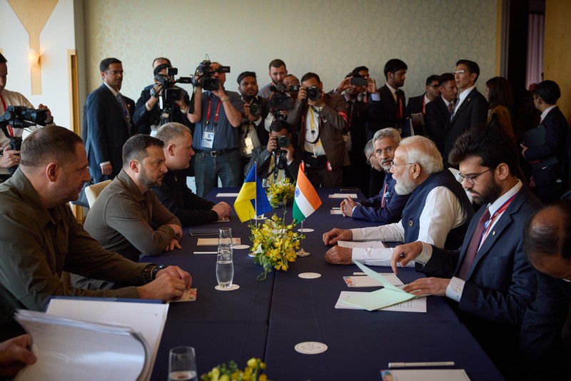 Presiden Ukraina Volodymyr Zelensky (tengah) berfoto dengan para pemimpin G7 untuk foto keluarga selama KTT Pemimpin G7 di Hiroshima pada 21 Mei 2023. (SUSAN WALSH/POOL/AFP via Getty Images)