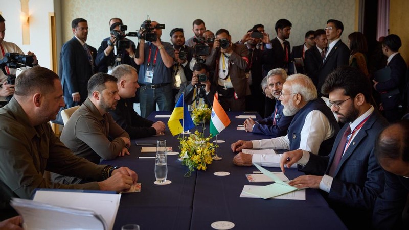 Presiden Ukraina Volodymyr Zelensky (tengah) berfoto dengan para pemimpin G7 untuk foto keluarga selama KTT Pemimpin G7 di Hiroshima pada 21 Mei 2023. (SUSAN WALSH/POOL/AFP via Getty Images)
