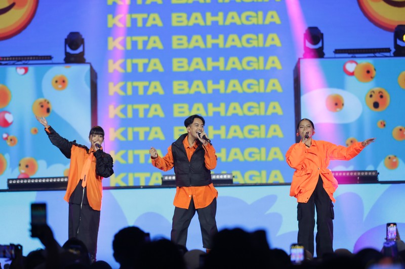 Road To Allo Bank Festival akhirnya dilaksanakan pada hari Sabtu (19/5) di Trans Studio Cibubur. Dimeriahkan oleh artis ternama lokal hingga penampilan Super Junior K.R.Y. Road To Allo Bank Festival akhirnya dilaksanakan pada hari Sabtu (19/5) di Trans Studio Cibubur. Dimeriahkan oleh artis ternama lokal hingga penampilan Super Junior K.R.Y. (Dok. Allo Bank)