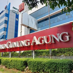 Ngeri! Badai PHK di RI: Pabrik Adidas & Toko Gunung Agung