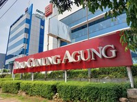 Ngeri! Badai PHK di RI: Pabrik Adidas & Toko Gunung Agung