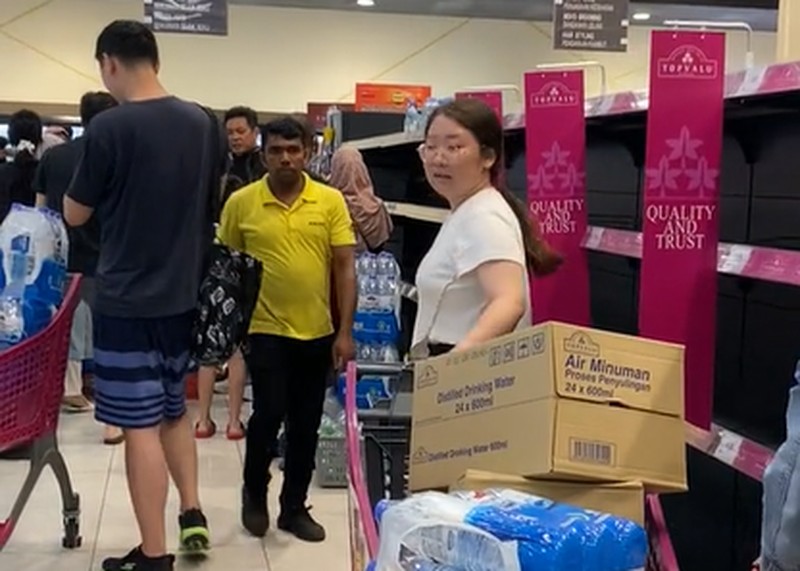 Viral video warga Penang, Malaysia, 'panic buying' memborong air minum di supermarket. Viral video warga Penang, Malaysia, 'panic buying' memborong air minum di supermarket. (Tangkapan Layar Tiktok @finazeffendy76)