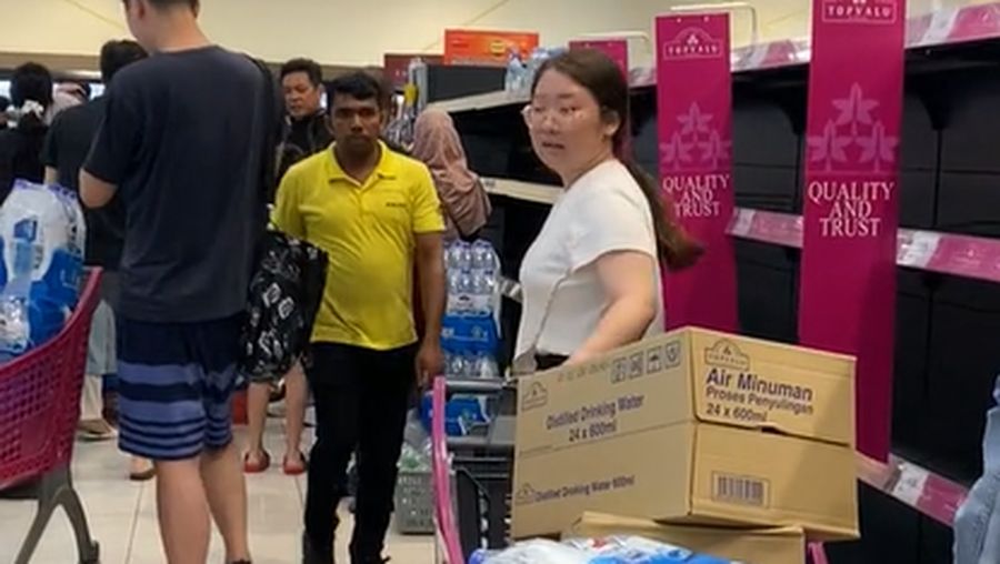 Viral video warga Penang, Malaysia, 'panic buying' memborong air minum di supermarket. (Tangkapan Layar Tiktok @finazeffendy76)