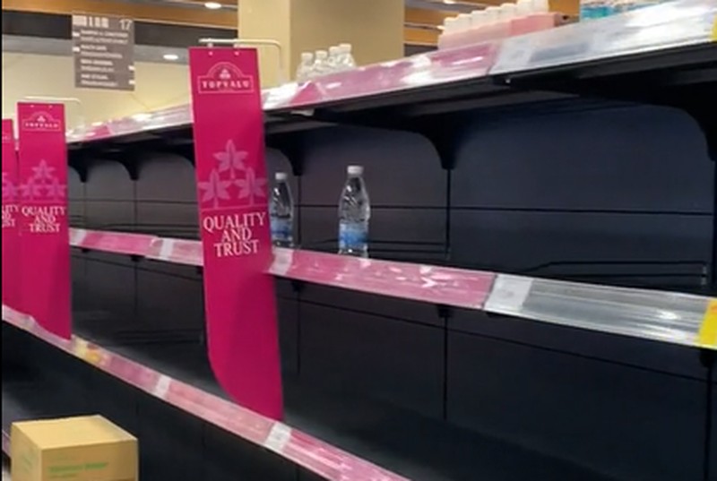 Viral video warga Penang, Malaysia, 'panic buying' memborong air minum di supermarket. (Tangkapan Layar Tiktok @finazeffendy76)