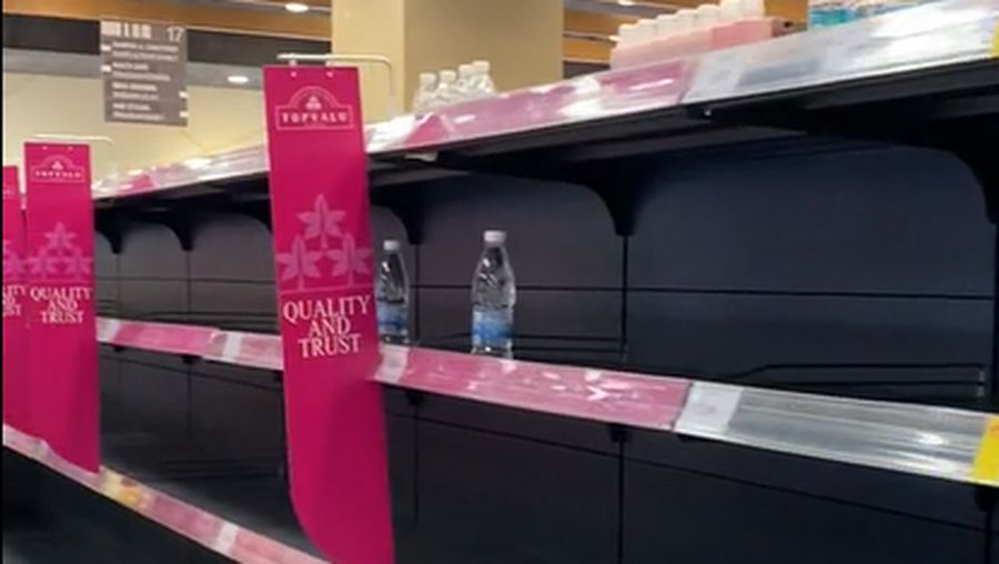 Viral video warga Penang, Malaysia, 'panic buying' memborong air minum di supermarket. (Tangkapan Layar Tiktok @finazeffendy76)